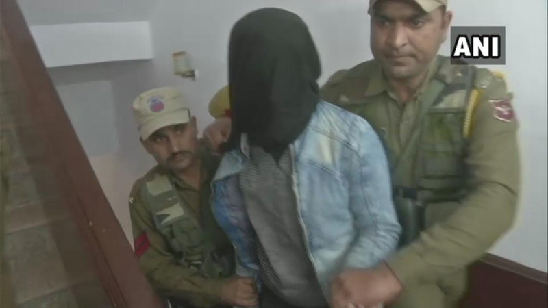 पुलिस की गिरफ्त में ग्रेनेड हमले का आरोपी पुलिस की गिरफ्त में ग्रेनेड हमले का आरोपी