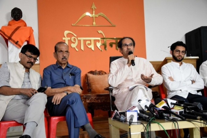 शिवसेना प्रमुख उद्धव ठाकरे ने मुंबई में आदित्य ठाकरे और संजय राउत के साथ एक संवाददाता सम्मेलन को संबोधित किया। शिवसेना प्रमुख उद्धव ठाकरे ने मुंबई में आदित्य ठाकरे और संजय राउत के साथ एक संवाददाता सम्मेलन को संबोधित किया।