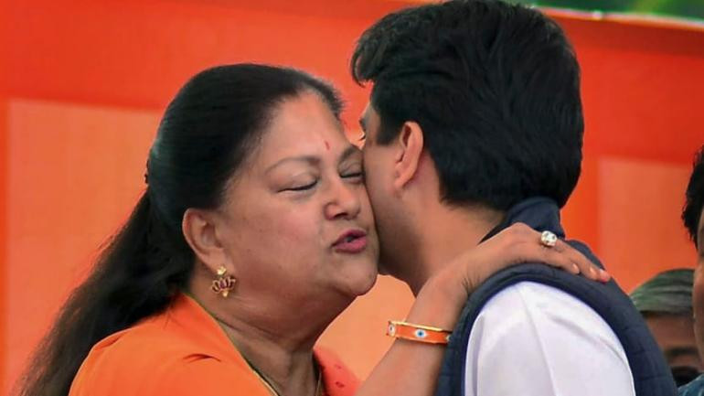 ज्योतिरादित्य सिंधिया और वसुंधरा राजे की फाइल तस्वीर ज्योतिरादित्य सिंधिया और वसुंधरा राजे की फाइल तस्वीर