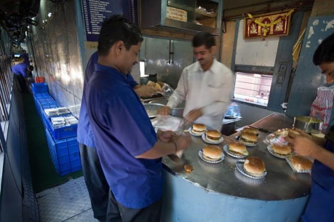 2 अक्टूबर को ट्रेनों और स्टेशनों पर सिर्फ शाकाहारी भोजन ही परोसा जाएगा (सांकेतिक तस्वीर) 2 अक्टूबर को ट्रेनों और स्टेशनों पर सिर्फ शाकाहारी भोजन ही परोसा जाएगा (सांकेतिक तस्वीर)