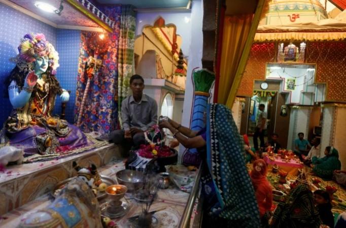 निर्माण का कार्य जल्द ही प्रारंभ कर दिया जाएगा और इस दौरान मंदिर में मौजूद मूर्तियों को मुख्य कक्ष में सील कर दिया जाएगा. तस्वीर में एक हिंदू महिला पूजा के दौरान शिवलिंग (भगवान शिव का एक रूप) पर दूध चढ़ाते हुए निर्माण का कार्य जल्द ही प्रारंभ कर दिया जाएगा और इस दौरान मंदिर में मौजूद मूर्तियों को मुख्य कक्ष में सील कर दिया जाएगा. तस्वीर में एक हिंदू महिला पूजा के दौरान शिवलिंग (भगवान शिव का एक रूप) पर दूध चढ़ाते हुए