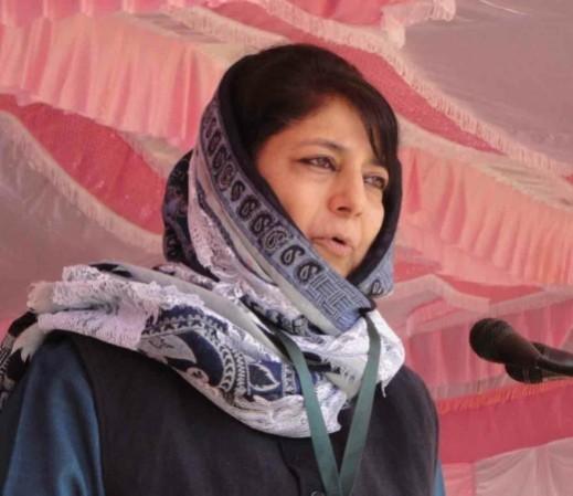 लाल सिंह के भाई को कठुआ में आयोजित एक रैली के दौरान सीएम महबूबा मुफ्ती के प्रति अपशब्द कहते हुए कैमरे में कैद किया गया. लाल सिंह के भाई को कठुआ में आयोजित एक रैली के दौरान सीएम महबूबा मुफ्ती के प्रति अपशब्द कहते हुए कैमरे में कैद किया गया.