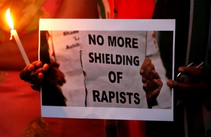 लाल सिंह कठुआ बलात्कार कांड की सीबीआई जांच की मांग कर रहे हैं. लाल सिंह कठुआ बलात्कार कांड की सीबीआई जांच की मांग कर रहे हैं.