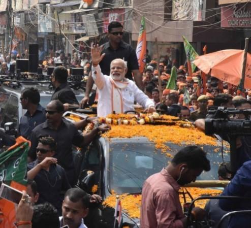 पीएम नरेंद्र मोदी ने उत्तर प्रदेश में मतदान के आखिरी चरण से पहले शनिवार को पवित्र शहर वाराणसी में एक रोड शो आयोजित किया था पीएम नरेंद्र मोदी ने उत्तर प्रदेश में मतदान के आखिरी चरण से पहले शनिवार को पवित्र शहर वाराणसी में एक रोड शो आयोजित किया था