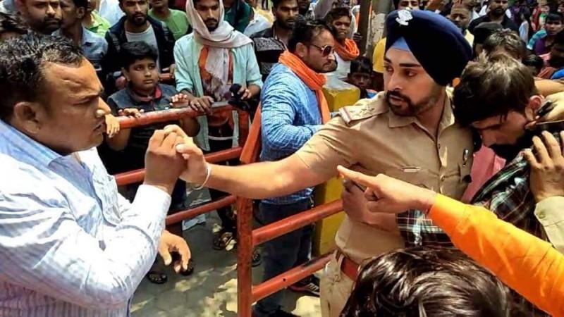 रामनगर में एक मुसलमान युवक को उग्र भीड़ के चंगुल से निकालकर ले जाते सब-इंस्पेक्टर गगनदीप सिंह. रामनगर में एक मुसलमान युवक को उग्र भीड़ के चंगुल से निकालकर ले जाते सब-इंस्पेक्टर गगनदीप सिंह.