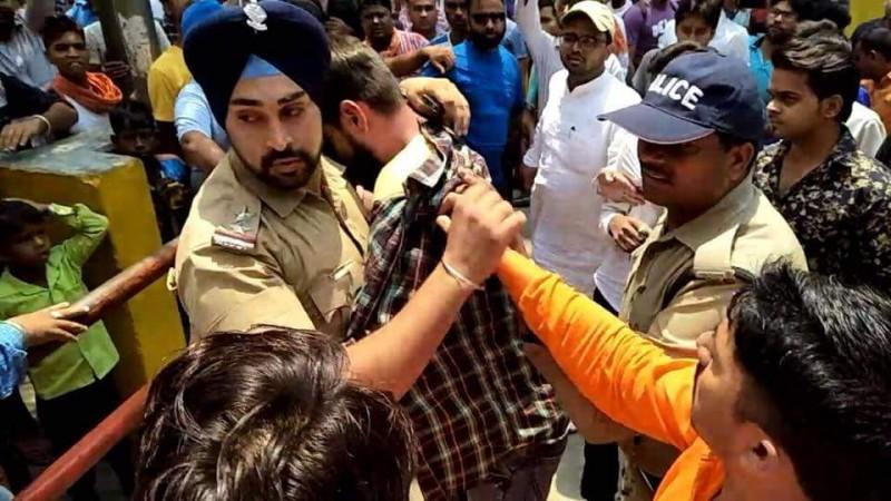 उत्तराखंड के एक मंदिर में हिन्दू युवती के साथ घूमते पकड़े गए मुसलमान युवक की दक्षिणपंथियों द्वारा पिटाई की गई एक मुसलमान युवक को जान लेने पर अमादा भीड़ के चंगुल से सकुशल बचा लेने वाले सिख पुलिसकर्मी को सोशल मीडिया पर नायक का दर्जा दिया जा रहा है.