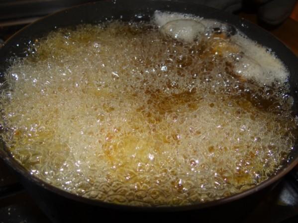 महिला ने अपने पति के साथ संबंधो के शक में एक किशोरी के हाथ खौलते हुए तेल में डाल दिये. (सांकेतिक तस्वीर) महिला ने अपने पति के साथ संबंधो के शक में एक किशोरी के हाथ खौलते हुए तेल में डाल दिये गए. (सांकेतिक तस्वीर)