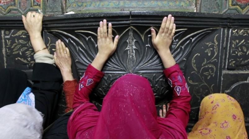 23 अक्टूबर, 2012 को कश्मीरी मुस्लिम महिलाएं श्रीनगर में एक धार्मिक आयोजन के दौरान सूफी संत, मीर सैयद अली हमदानी की मजार की दीवार को छूकर प्रार्थना करते हुए. (सांकेतिक तस्वीर) 23 अक्टूबर, 2012 को कश्मीरी मुस्लिम महिलाएं श्रीनगर में एक धार्मिक आयोजन के दौरान सूफी संत, मीर सैयद अली हमदानी की मजार की दीवार को छूकर प्रार्थना करते हुए. (सांकेतिक तस्वीर)