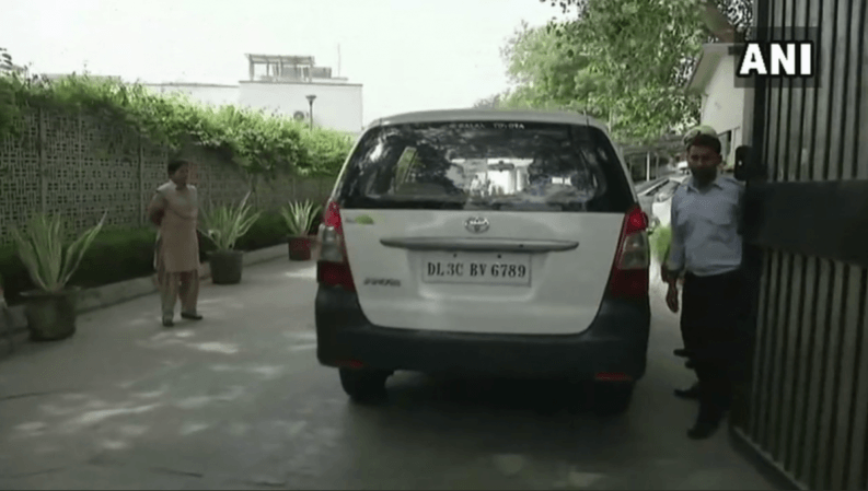 सीबीआई ने दिल्ली के मंत्री सतेंद्र जैन के घर पर मारा छापा. सीबीआई ने दिल्ली के मंत्री सतेंद्र जैन के घर पर मारा छापा.