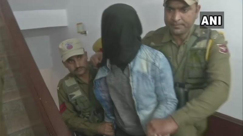 पुलिस की गिरफ्त में ग्रेनेड हमले का आरोपी पुलिस की गिरफ्त में ग्रेनेड हमले का आरोपी