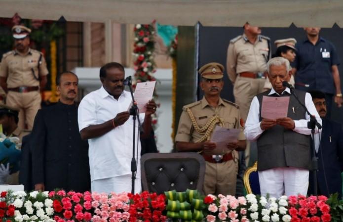 कांग्रेस-जेडी(एस) गठबंधन में कुमारस्वामी को पांच सालों तक मुख्यमंत्री बनाए रखने पर बनी सहमति. (23 मई 2018 को शपथ लेते कुमारस्वामी) कांग्रेस-जेडी(एस) गठबंधन में कुमारस्वामी को पांच सालों तक मुख्यमंत्री बनाए रखने पर बनी सहमति. (23 मई 2018 को शपथ लेते कुमारस्वामी)