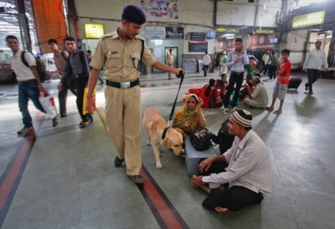 जम्मू-कश्मीर में आतंकियों की घुसपैठ की सूचना के बाद दिल्ली में हाई-अलर्ट. (सांकेतिक तस्वीर) जम्मू-कश्मीर में आतंकियों की घुसपैठ की सूचना के बाद दिल्ली में हाई-अलर्ट. (सांकेतिक तस्वीर)