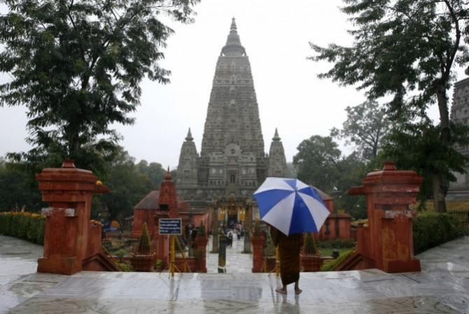 पूर्ववर्ती भारतीय शहर बोधगया में स्थित महाबोधि मंदिर का परिसर. पूर्ववर्ती भारतीय शहर बोधगया में स्थित महाबोधि मंदिर का परिसर.