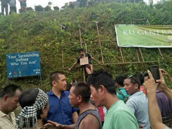 नागालैंड में भीड़ ने नाबालिग से बलात्कार के आरोपी को सड़क किनारे विज्ञापन पट्ट से बांध दिया.