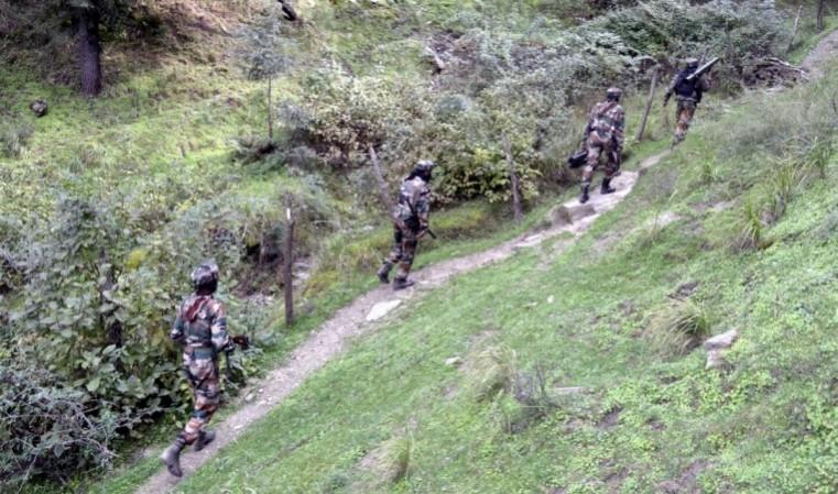 बताया जाता है कि राज्य के कई युवा इन आतंकी सगठनों में शामिल हो रहे हैं. तस्वीर मेंः जम्मू-कश्मीर में गश्त करते सेना के जवान बताया जाता है कि राज्य के कई युवा इन आतंकी सगठनों में शामिल हो रहे हैं. तस्वीर मेंः जम्मू-कश्मीर में गश्त करते सेना के जवान