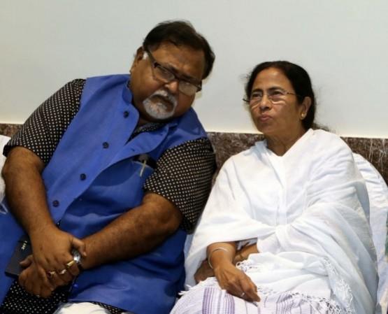 मुख्यमंत्री ममता बनर्जी के साथ पश्चिम बंगाल के शिक्षा मंत्री पार्था चटर्जी. मुख्यमंत्री ममता बनर्जी के साथ पश्चिम बंगाल के शिक्षा मंत्री पार्था चटर्जी.