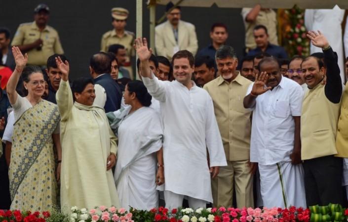 कर्नाटक के मुख्यमंत्री के शपथग्रहण समारोह के अवसर पर बेंगलुरू में जमा हुए विपक्षी नेता. कर्नाटक के मुख्यमंत्री के शपथग्रहण समारोह के अवसर पर बेंगलुरू में जमा हुए विपक्षी नेता.