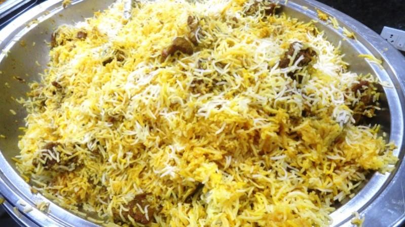 प्रति प्लेट बिरयानी के 190 रुपये मांगने पर चार ग्राहकों ने दुकानदार को मारी गोली. प्रति प्लेट बिरयानी के 190 रुपये मांगने पर चार ग्राहकों ने दुकानदार को मारी गोली.