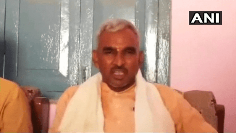 उत्तर प्रदेश के बैरिया से बीजेपी विधायक ने मंगलवार को ''चेतावनी दिवस'' मनाया और सरकारी अधिकारियों पर विवादास्पद टिप्पणी की. उत्तर प्रदेश के बैरिया से बीजेपी विधायक ने मंगलवार को ''चेतावनी दिवस'' मनाया और सरकारी अधिकारियों पर विवादास्पद टिप्पणी की.