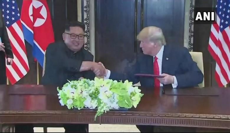 सिंगापुर के सेंटोसा द्वीप में पहली बार एक-दूसरे से मुलाकात करते अमेरिकी राष्ट्रपति डोनाल्ड ट्रंप और उत्तर कोरियाई तानाशाह किम जोंग-उन. सिंगापुर के सेंटोसा द्वीप में पहली बार एक-दूसरे से मुलाकात करते अमेरिकी राष्ट्रपति डोनाल्ड ट्रंप और उत्तर कोरियाई तानाशाह किम जोंग-उन.