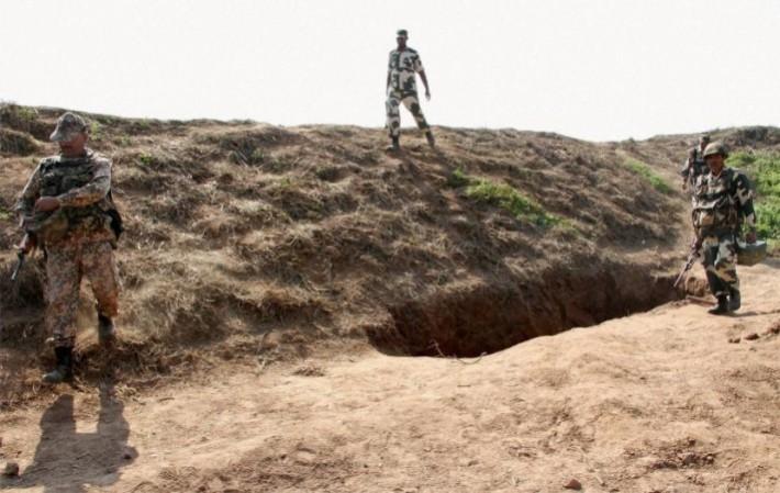 तस्वीर मेंः सितंबर 2017 में बीएसएफ द्वारा जम्मू-कश्मीर में ढूंढ निकाली गई एक सुरंग. (सांकेतिक तस्वीर) तस्वीर मेंः सितंबर 2017 में बीएसएफ द्वारा जम्मू-कश्मीर में ढूंढ निकाली गई एक सुरंग. (सांकेतिक तस्वीर)