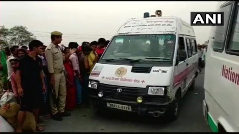 सड़क हादसे में घायलों को अस्पताल पहुंचाती एम्बुलेंस.