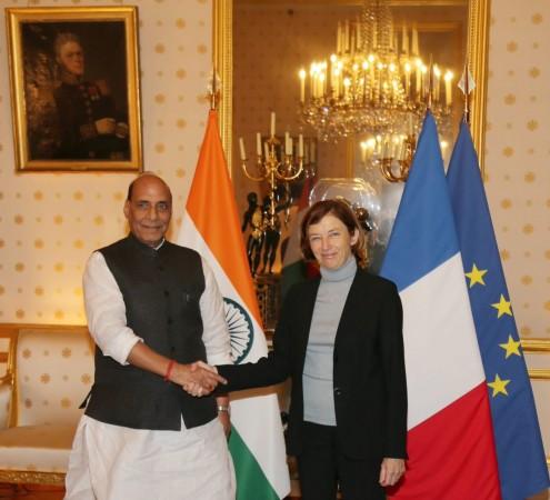 रक्षा मंत्री राजनाथ सिंह और फ्रांस की रक्षा मंत्री फ्लोरेंस पार्ली रक्षा मंत्री राजनाथ सिंह और फ्रांस की रक्षा मंत्री फ्लोरेंस पार्ली