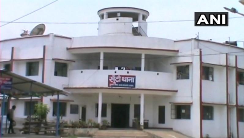 झारखंड की राजधानी रांची के कोचांग में पांच लड़कियों के साथ बंदूक की नोक पर बलात्कार. झारखंड की राजधानी रांची के कोचांग में पांच लड़कियों के साथ बंदूक की नोक पर बलात्कार.