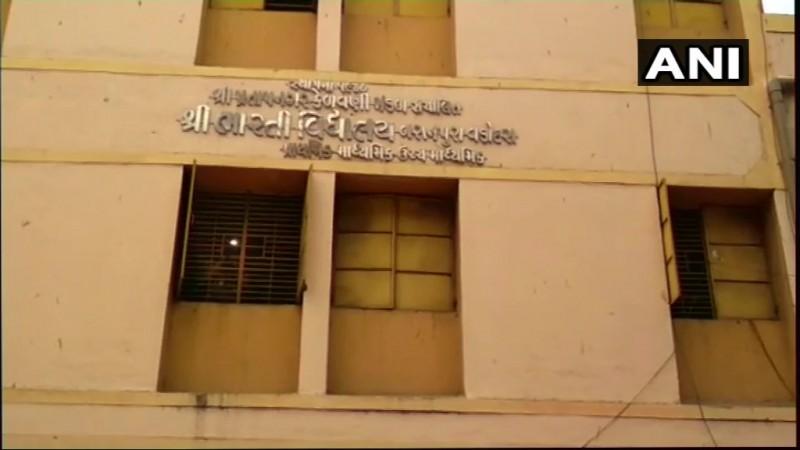 वडोदरा का श्री भारती स्कूल जहां नौवीं कक्षा के छात्र का शव मिला. वडोदरा का श्री भारती स्कूल जहां नौवीं कक्षा के छात्र का शव मिला.