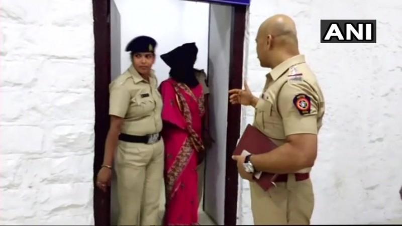 खाने में कीटनाशक मिलाने की आरोपी महिला पुलिस हिरासत में. खाने में कीटनाशक मिलाने की आरोपी महिला पुलिस हिरासत में.