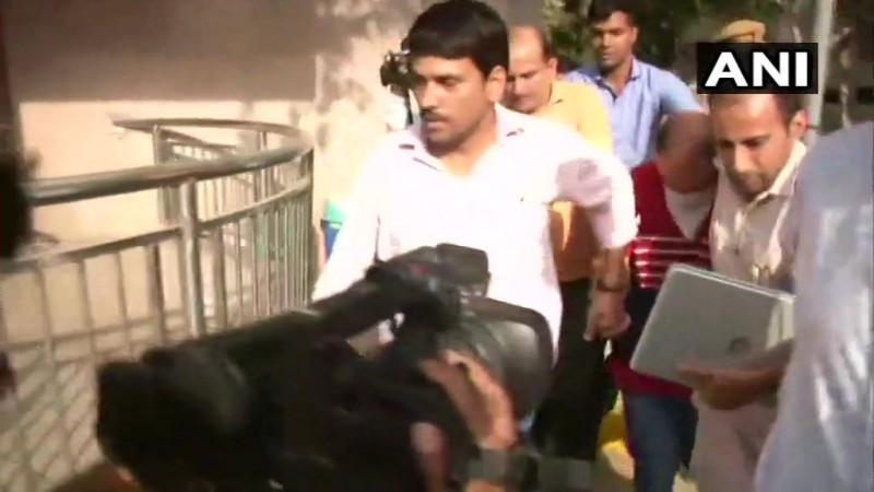 मेरठ से गिरफ्तार कर दिल्ली लाया गया साथी की पत्नी का हत्यारोपी मेजर निखिल हांडा. मेरठ से गिरफ्तार कर दिल्ली लाया गया साथी की पत्नी का हत्यारोपी मेजर निखिल हांडा.