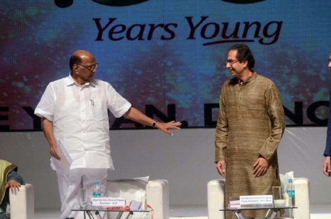 गुरुवार देर रात शिवसेना प्रमुख शिवसेना प्रमुख उद्धव ठाकरे एनसीपी चीफ शरद पवार से मिलने पहुंचे. -