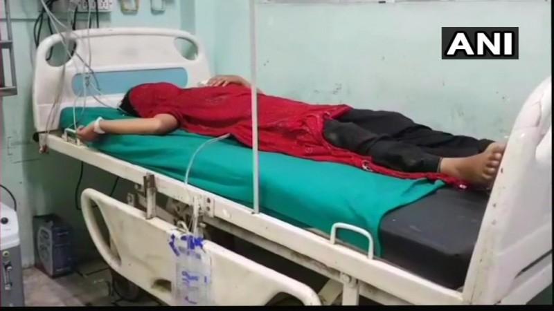 अस्पताल में भर्ती बलात्कार पीड़िता.