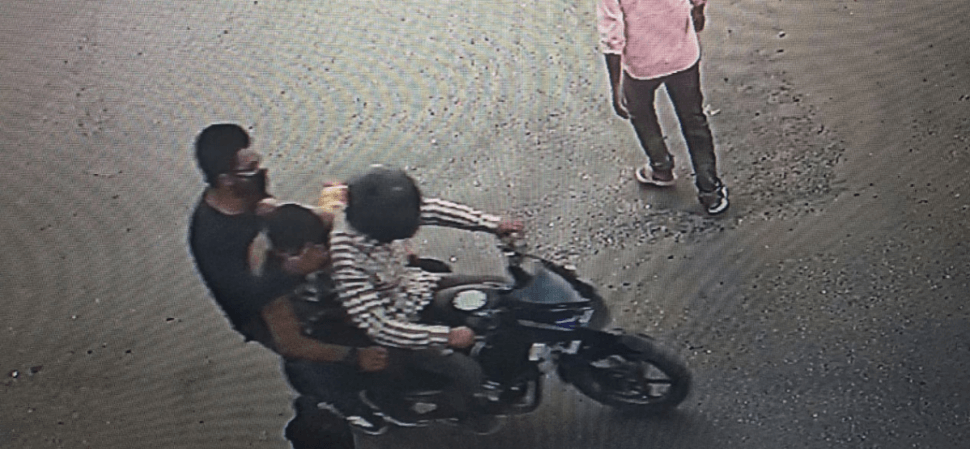 पुलिस ने शुजात बुखारी की हत्या के बाद संदिग्ध आतंकियों की तस्वीरें जारी कीं. पुलिस ने शुजात बुखारी की हत्या के बाद संदिग्ध आतंकियों की तस्वीरें जारी कीं.