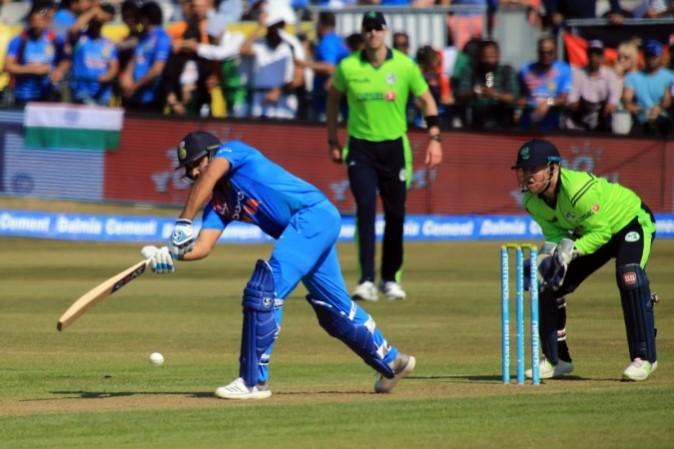 भारत और आयरलैंड के बीच हुए पहले टी-20 मुकाबले में शॉट खेलते भारतीय सलामी बल्लेबाज रोहित शर्मा. भारत और आयरलैंड के बीच हुए पहले टी-20 मुकाबले में शॉट खेलते भारतीय सलामी बल्लेबाज रोहित शर्मा.