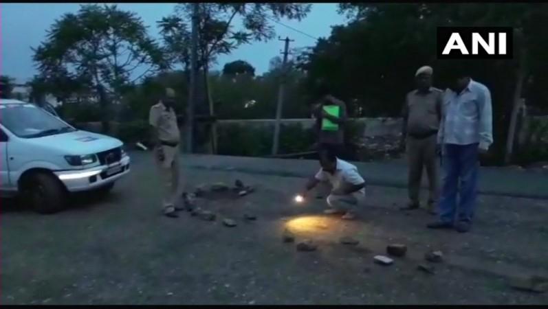 राजस्थान में आबकारी अधिकारी की हत्या के बाद घटनास्थल पर जांच करते पुलिसकर्मी. राजस्थान में आबकारी अधिकारी की हत्या के बाद घटनास्थल पर जांच करते पुलिसकर्मी.