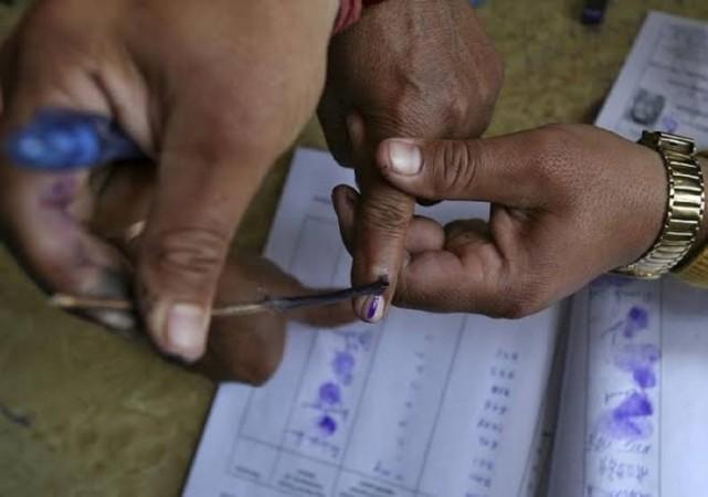 दिल्ली विधानसभा में कुल सत्तर सीटें हैं, पिछली बार जिनमें से आम आदमी पार्टी ने सड़सठ सीटें जीती थीं दिल्ली विधानसभा में कुल सत्तर सीटें हैं, पिछली बार जिनमें से आम आदमी पार्टी ने सड़सठ सीटें जीती थीं