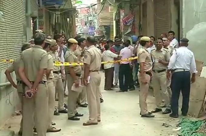 दिल्ली पुलिस ने बुराड़ी क्षेत्र के एक घर से एक ही परिवार के 11 लोगों के शव किये बरामद. दिल्ली पुलिस ने बुराड़ी क्षेत्र के एक घर से एक ही परिवार के 11 लोगों के शव किये बरामद.