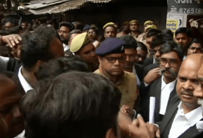 वजीरगंज पुलिस घटनास्थल पर मौजूद है और जांच की जा रही है. -