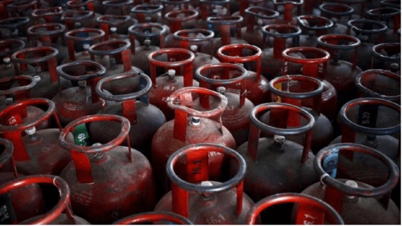 देश की राजधानी दिल्ली में बिना सब्सिडी वाला 14.2 किलो का रसोई गैस यानी एलपीजी सिलेंडर 61.5 रुपये सस्ता हो गया है। LPG