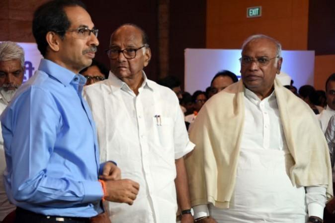 सरकार ने सभी पेंशनभोगियों को अपने खाते सरकारी बैंकों में हस्तांतरित करने को भी कहा है. Uddhav Thackeray Sharad Pawar
