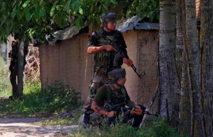 कश्मीर में आतंकवादियों से मुठभेड़ के दौरान मोर्चा संभालते भारतीय सेना के जवान Indian Army
