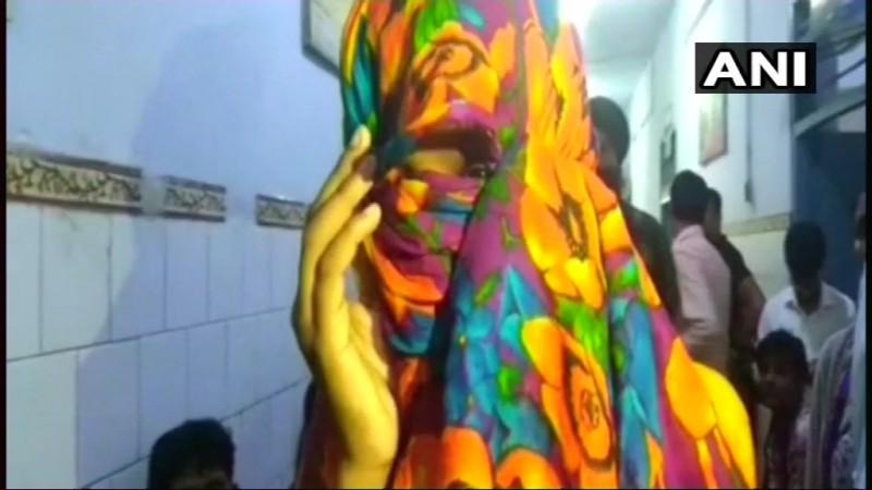 बिहार के एक स्कूल में प्रिंसिपल, शिक्षकों और छात्रों ने किया 10वीं की छात्रा के साथ सामूहिक बलात्कार. बिहार के एक स्कूल में प्रिंसिपल, शिक्षकों और छात्रों ने किया 10वीं की छात्रा के साथ सामूहिक बलात्कार.