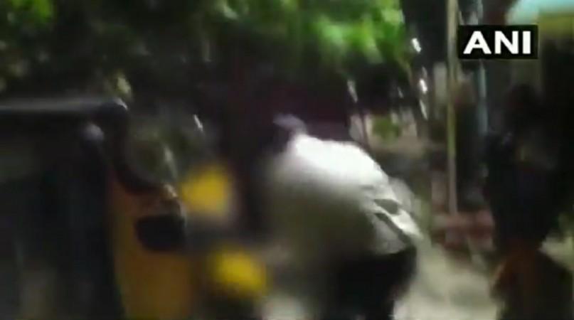 हैदराबाद में अपने मासूम बेटे को ऑटो पर पटकता पिता. [वीडियो स्क्रीनशॉट]