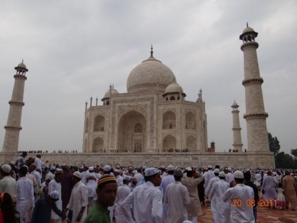 ताज महल पर होती ईद की नमाज. ताज महल पर होती ईद की नमाज.