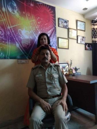 स्वयंभू साध्वी से सर की मालिश करवाते जनकपुरी थाने के तत्कालीन एसएचओ इंद्रपाल की वायरल तस्वीर. स्वयंभू साध्वी से सर की मालिश करवाते जनकपुरी थाने के तत्कालीन एसएचओ इंद्रपाल की वायरल तस्वीर.