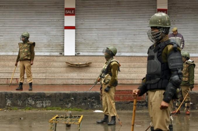 लूट की यह श्रीनगर के एक होटल के गार्ड पोस्ट पर हुई और राईफलों को संभालने वाले पुलिसकर्मियों ने कहा कि आतंकियों के एक समूह ने उनकी पोस्ट पर हमला किया और हथियार लूट लिये. (सांकेतिक तस्वीर) लूट की यह श्रीनगर के एक होटल के गार्ड पोस्ट पर हुई और राईफलों को संभालने वाले पुलिसकर्मियों ने कहा कि आतंकियों के एक समूह ने उनकी पोस्ट पर हमला किया और हथियार लूट लिये. (सांकेतिक तस्वीर)