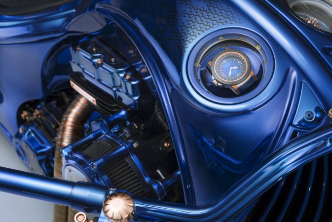 पत्रावी ट्रेवलटेक दो पर आधारित कार्ल एफ बुचेरर की विशेष घड़ी बाईक में लगी एक महंगी विशेषता है