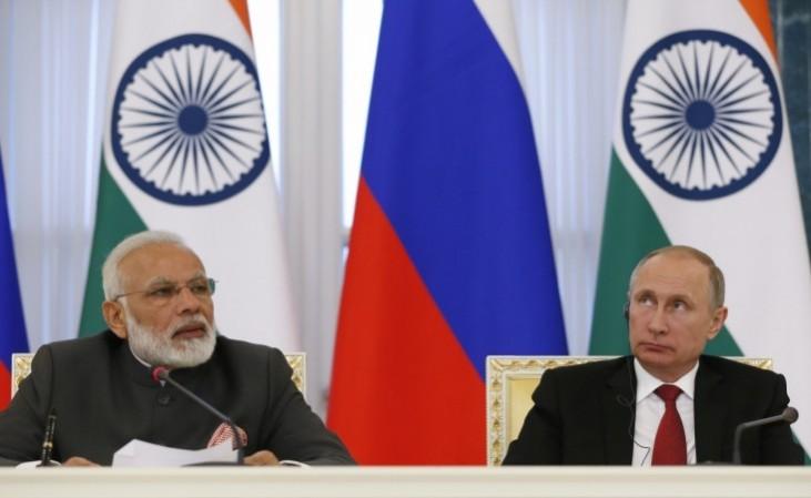 1 जून 2017 को रूस के सेंट पीटर्सबर्ग इंटरनेश्नल इकाॅनाॅमिक फोरम (एसपीआईईएफ) के दौरान रूसी राष्ट्रपति व्लादिमीर पुतिन (दाएं) और भारतीय प्रधानमंत्री नरेंद्र मोदी साझा बयान देते हुए. 1 जून 2017 को रूस के सेंट पीटर्सबर्ग इंटरनेश्नल इकाॅनाॅमिक फोरम (एसपीआईईएफ) के दौरान रूसी राष्ट्रपति व्लादिमीर पुतिन (दाएं) और भारतीय प्रधानमंत्री नरेंद्र मोदी साझा बयान देते हुए.